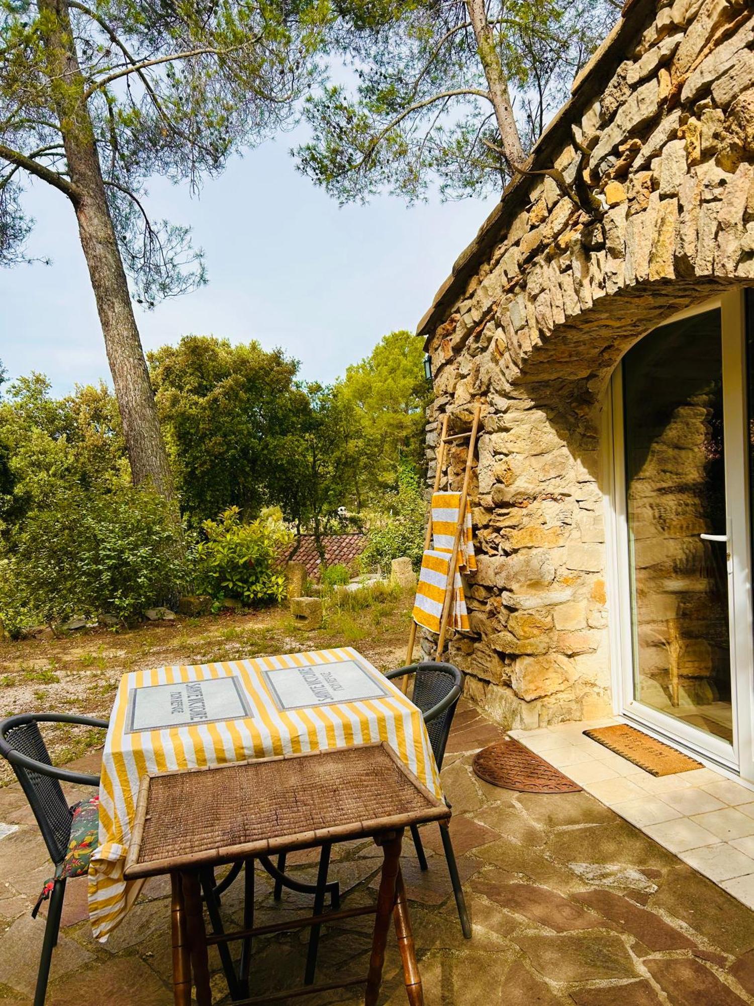 Hotel Les Cabanons Sainte Victoire Esterno foto